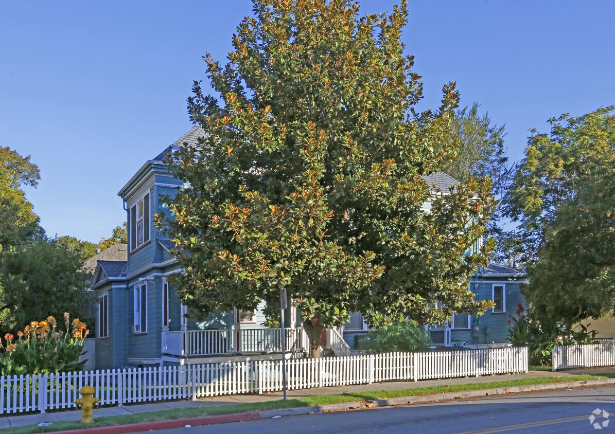 Building Photo - 451 E San Salvador St