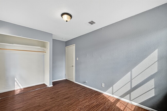 Building Photo - 10106 Sierra Dr