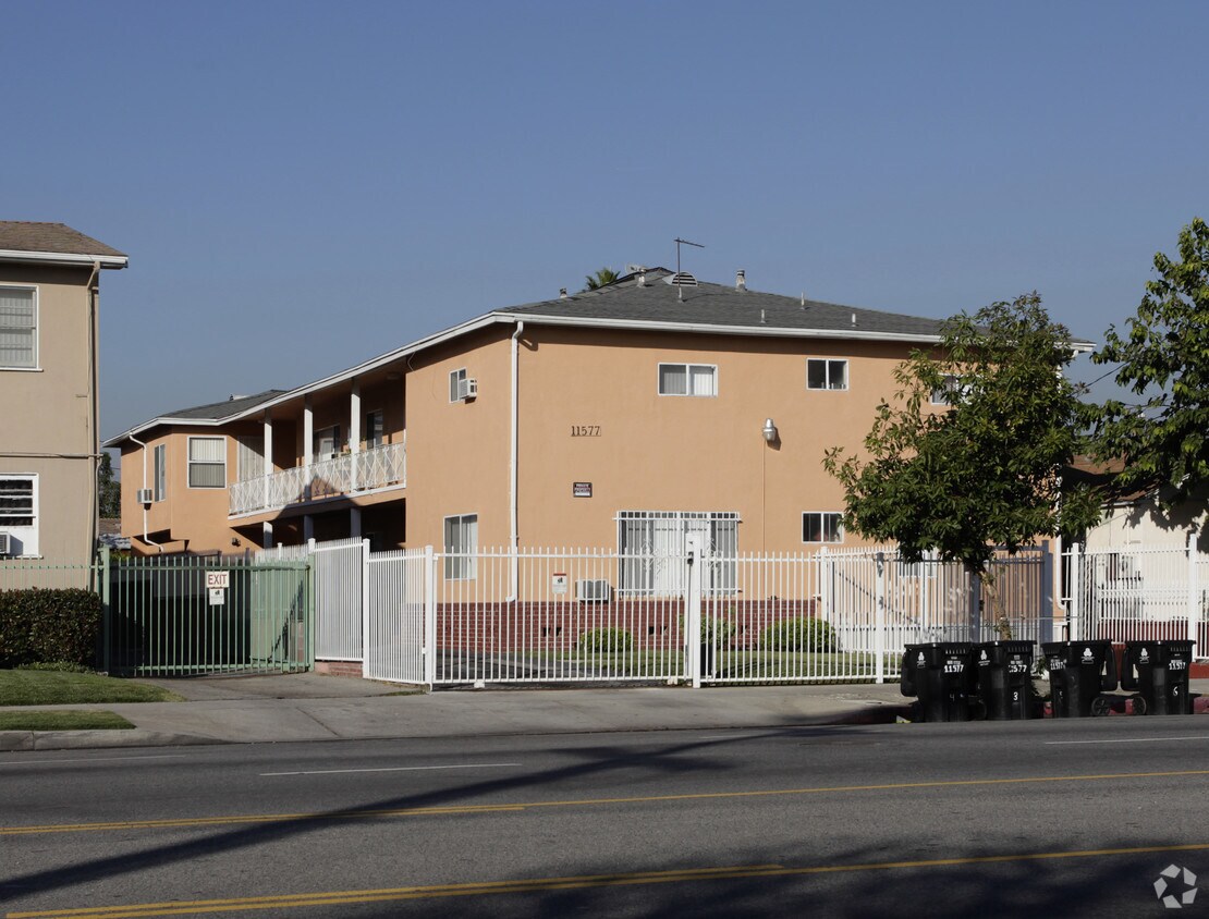 Primary Photo - 11577 Victory Blvd