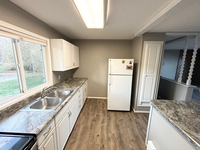 Foto del edificio - 524 Lakeshore Cir