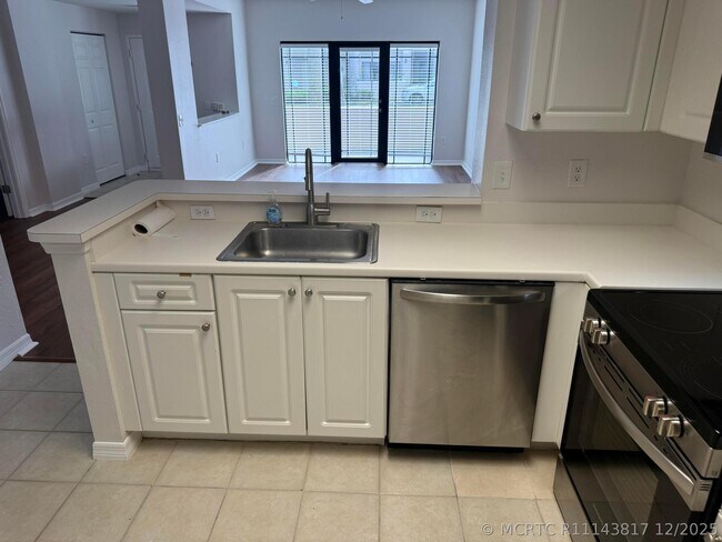 Building Photo - 2802 Sarento Pl
