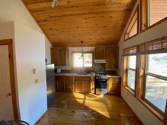 Foto del edificio - Clean 2 Bedroom Cabin-Style Home in Pine Mountain Club