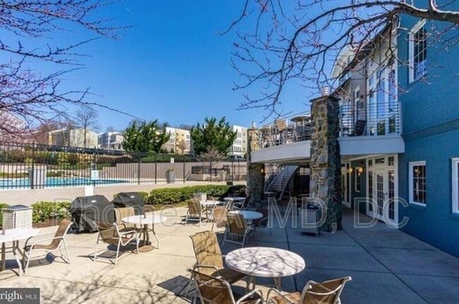 Building Photo - 4115 S Four Mile Run Dr