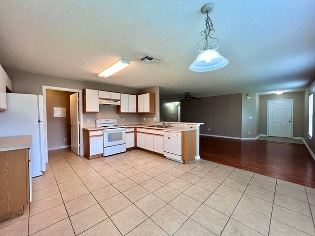 Building Photo - Waterford Chase-Osprey Ridge Community 3 B...