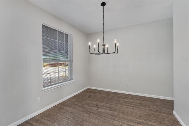 Building Photo - 1601 Briar Hill Dr