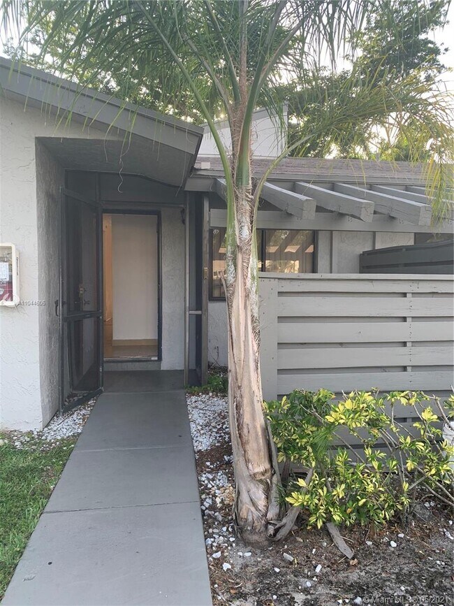 Building Photo - 453 Lakeview Dr
