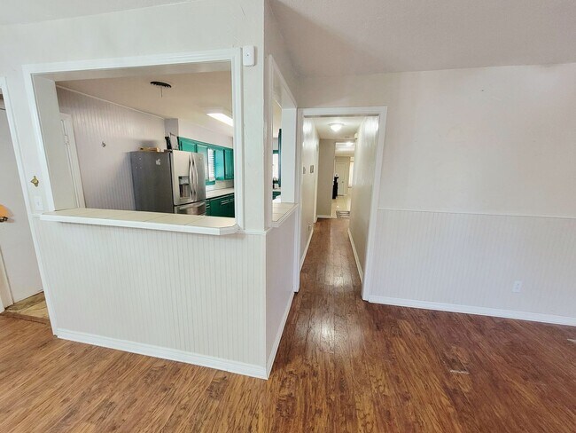 Foto del edificio - Spacious 3/2/1 with Additional Living Area/Game Room & Yard Service