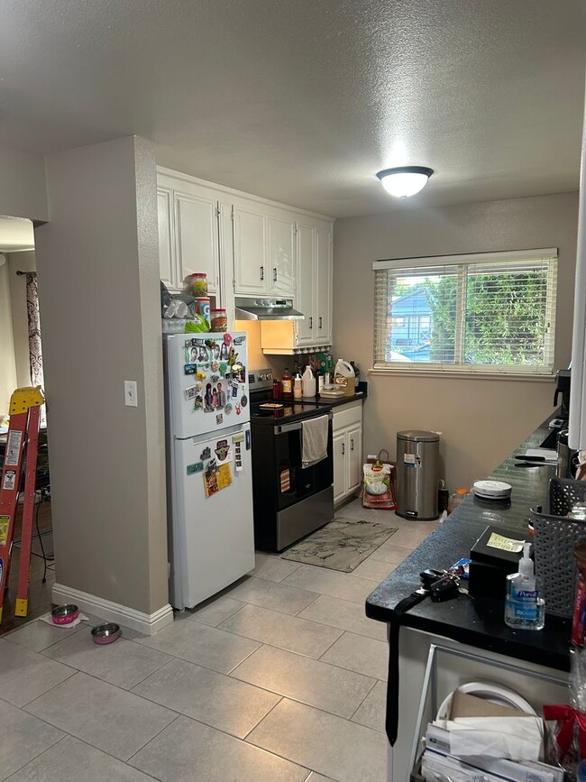 Building Photo - Solar Panel house in San Jose- Huge living...