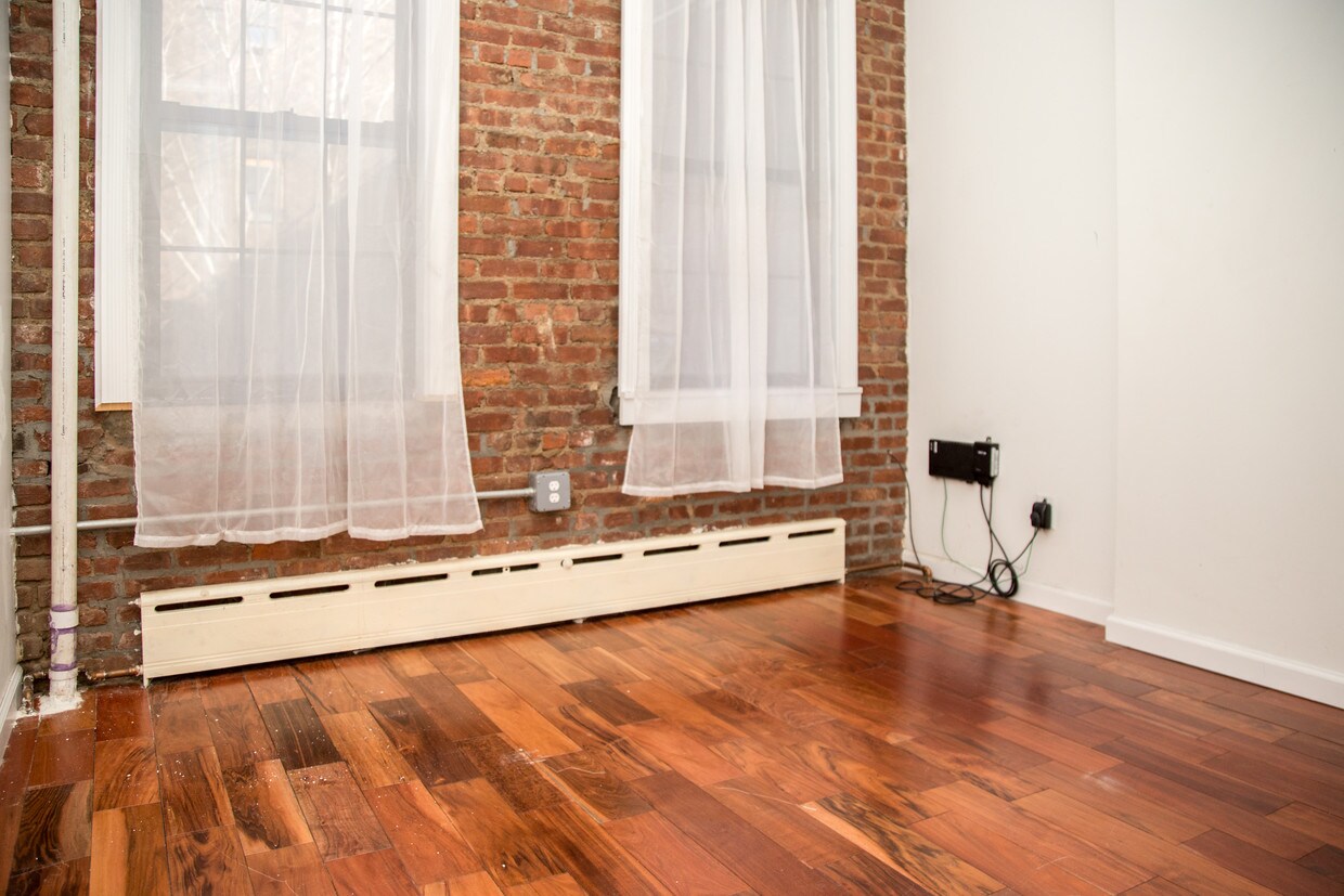 Primary Photo - 487 Seneca Ave