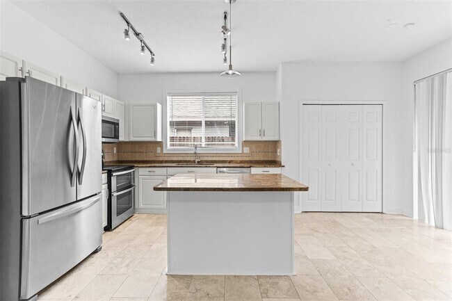 Building Photo - 18120 Palm Breeze Dr