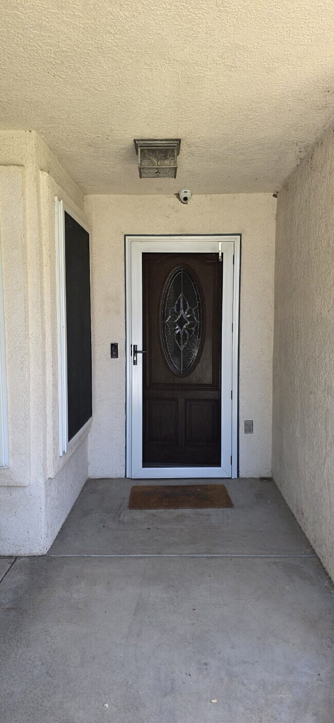 Foto del edificio - 4 Bed | 2 Bath Home with Sunroom, Outdoor Kitchen & Backyard Oasis
