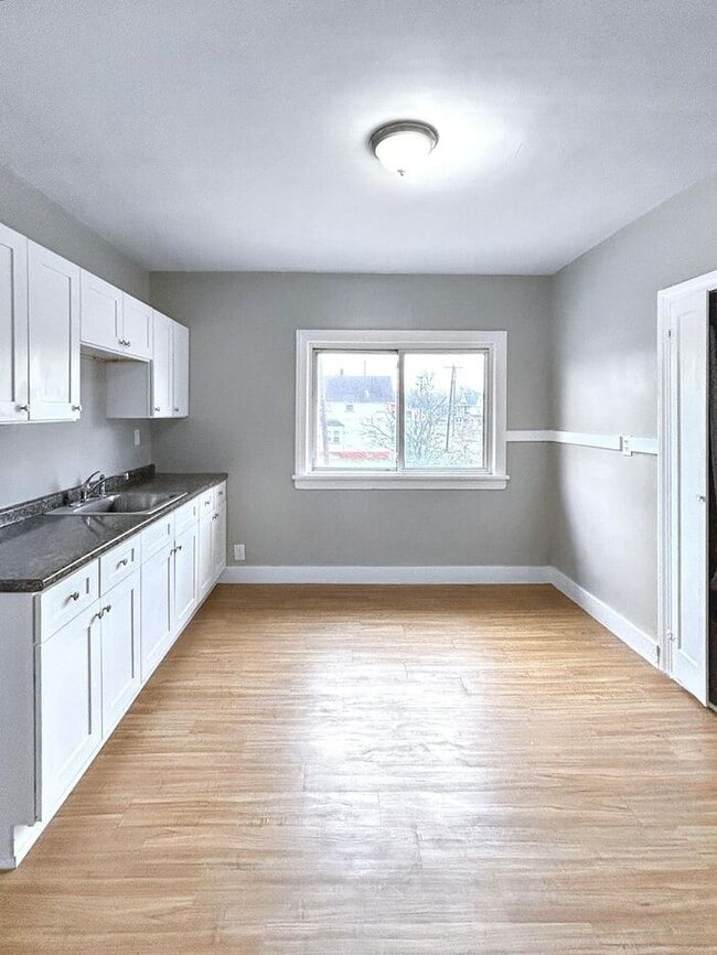 Building Photo - Cozy 2-Bedroom Apartment with Great Locati...