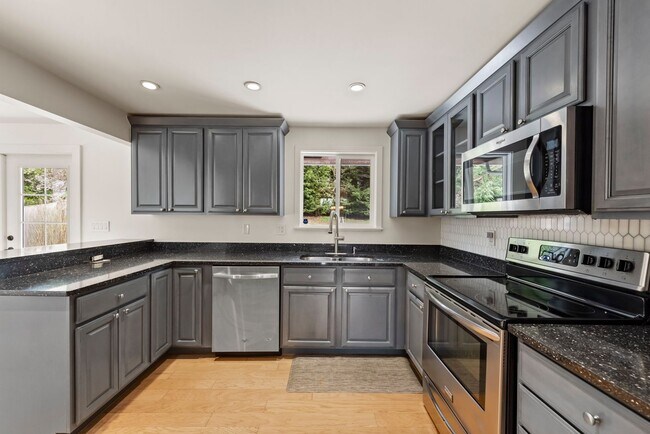 Foto del edificio - Beautiful 3 bed/2.5 bath Split Level Home – Close to Boeing & The Landing