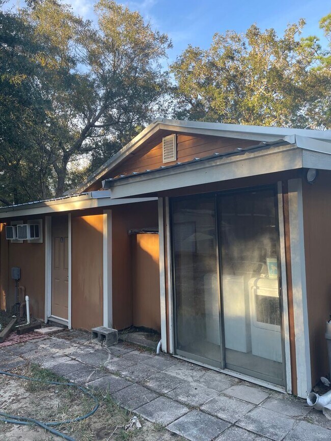 Foto del edificio - Beautiful 1Bedroom Bungalow next to Lake Hutchinson in Keystone Heights, FL