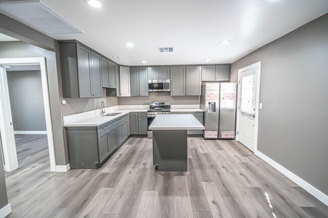 Building Photo - Fully Remodeled 4 Bedroom Home in Pacoima!