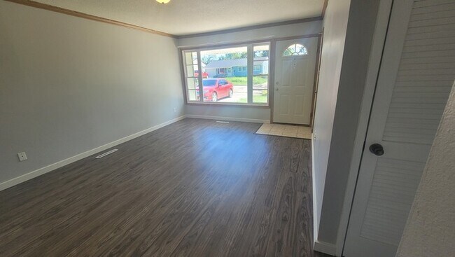 Foto del edificio - Recently remodeled 3 bedroom 1.75 bathroom...