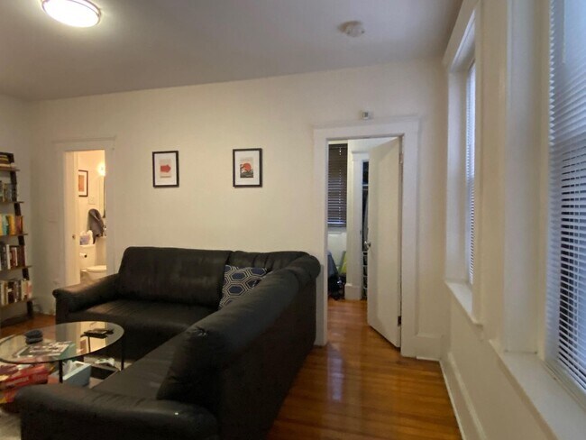 Building Photo - Nicely updated 2 bed 2 bath unit in the he...