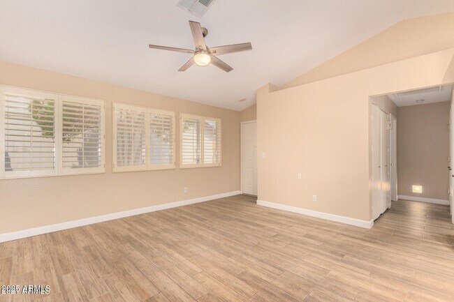 Foto del edificio - 3013 E Bluefield Ave