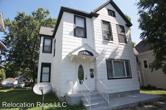 Building Photo - 616 W 14th St
