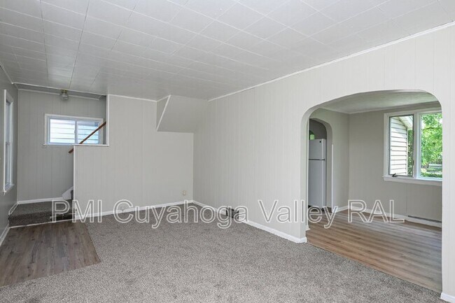 Building Photo - 933 Inman St