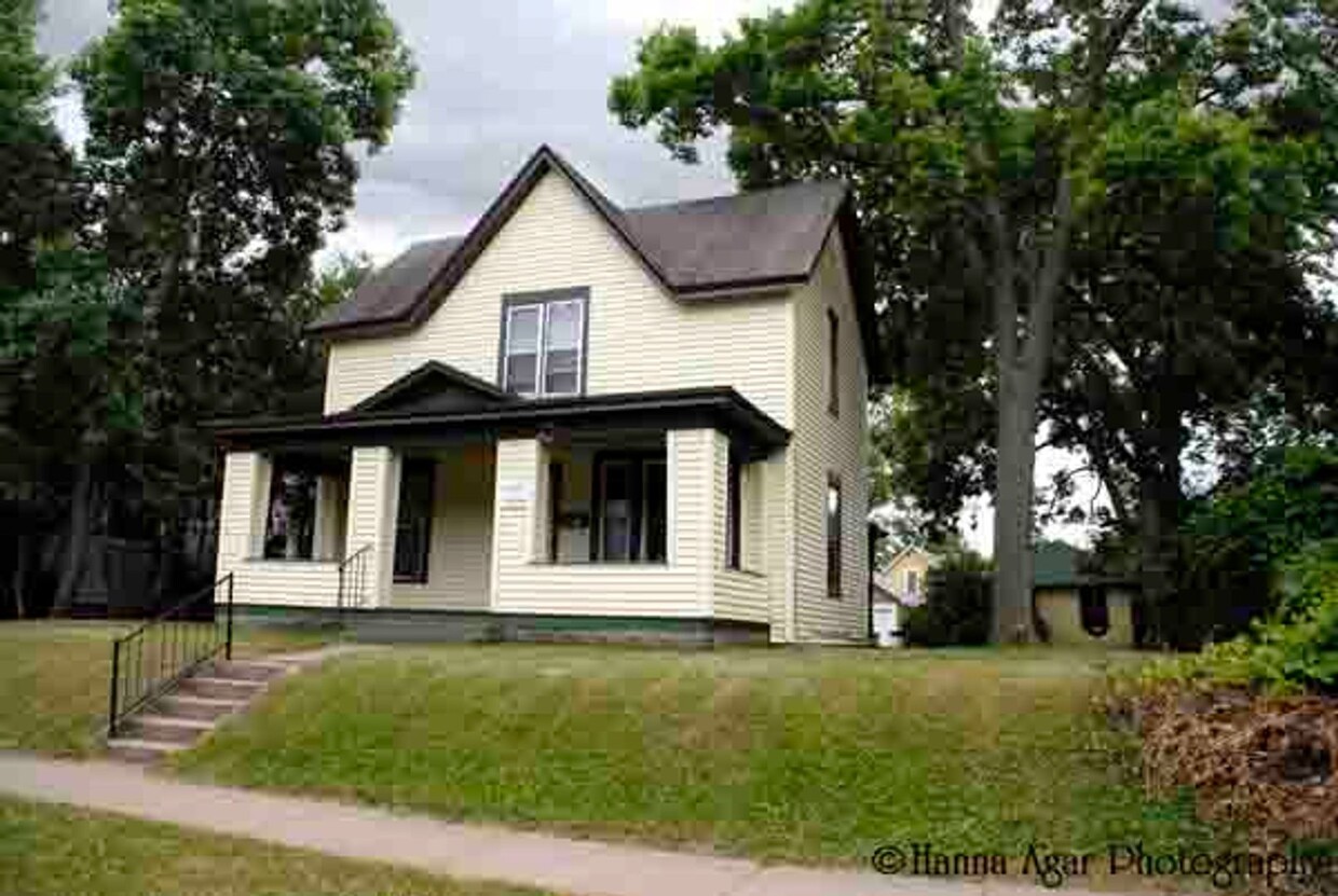 Primary Photo - 521 Lake St