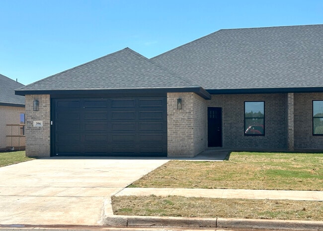 Building Photo - 328 Woodstock Ln
