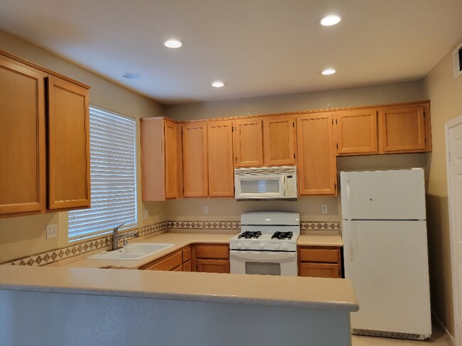 Building Photo - 899 Fieldview Ave