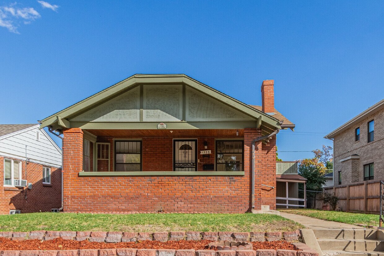 Foto principal - Great two bed two bath bungalow for rent i...