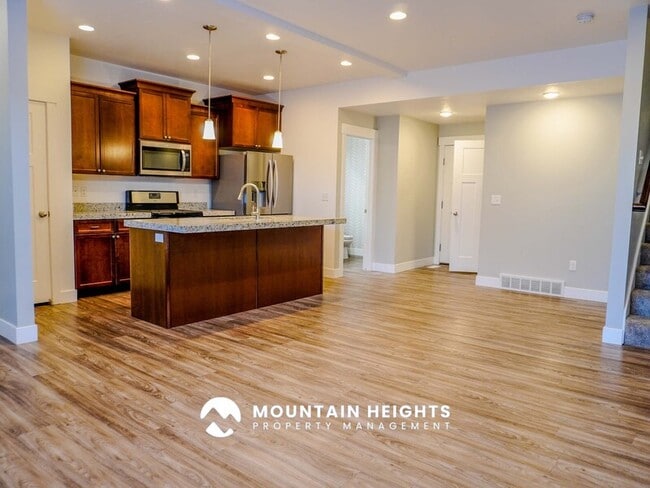 Foto del edificio - 824 Newfield Dr