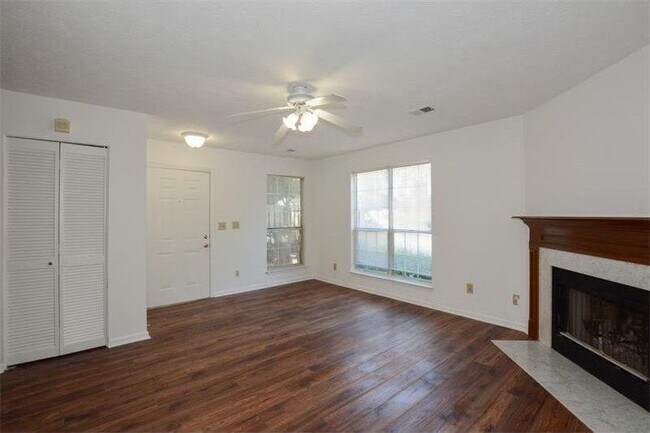 Foto del edificio - 1015 Rock Creek Ln