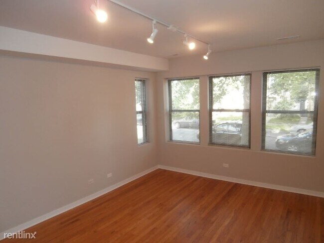 Building Photo - 2440 W North Shore Ave