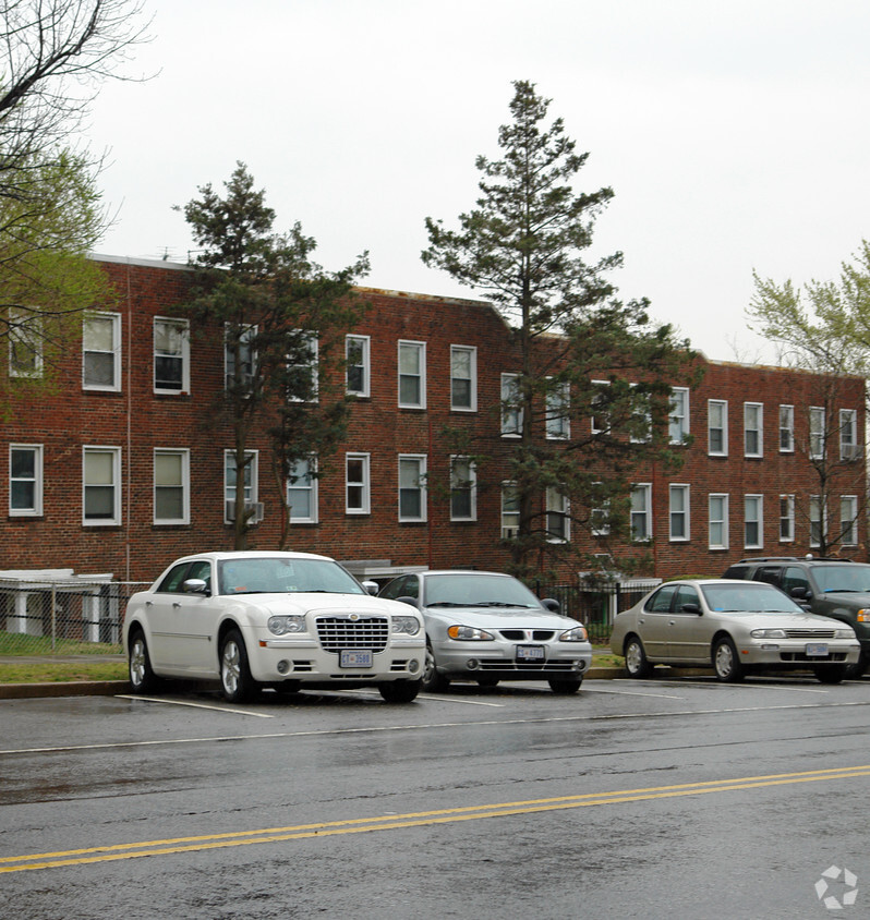 Building Photo - 1805 Maryland Ave NE