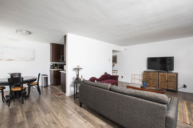 Foto del edificio - 743 N Sweetzer Ave