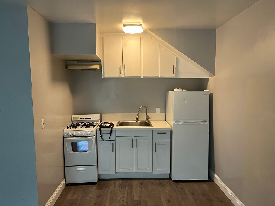 Interior Photo - BEAUTIFUL Studio in Inglewood !!