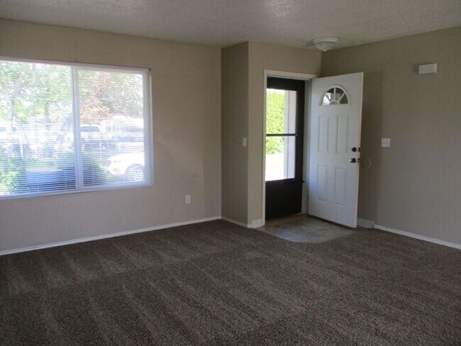 Building Photo - 5007 Ocean Beach Hwy unit B- Longview, WA