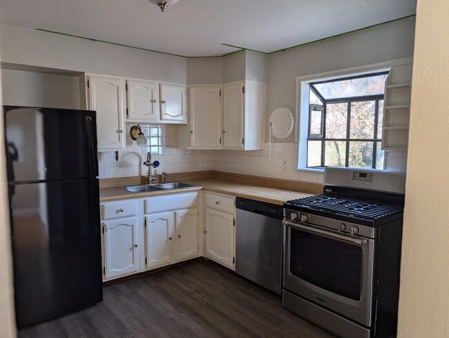 Kitchen w/dishwasher - 9125 Arvin Pl