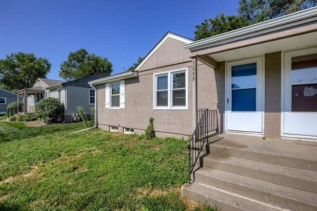 Building Photo - 2 Bedroom Duplex!!
