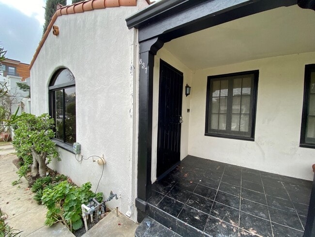 Building Photo - 837 N Martel Ave