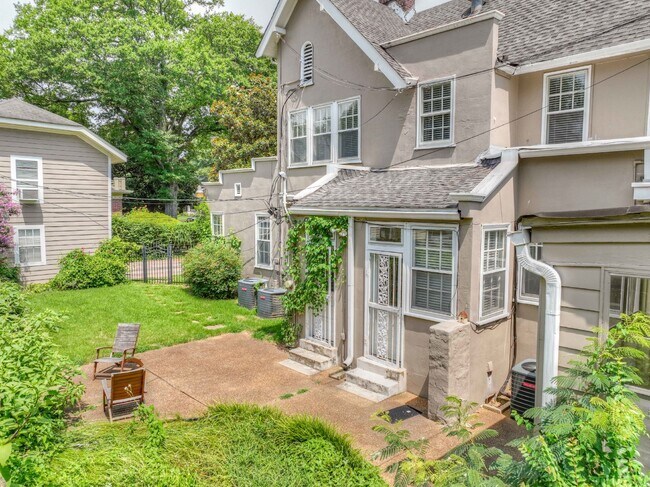 Building Photo - "Charming 1-Bedroom with Hardwood Floors i...