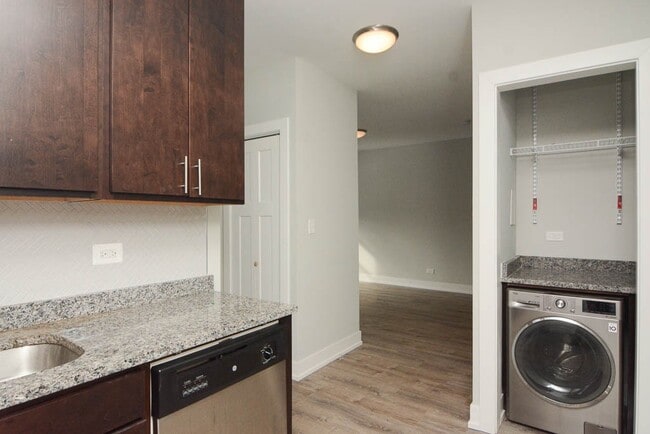 Building Photo - 721 W Brompton Ave