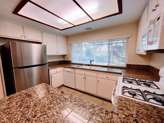 Building Photo - 4 Bedroom Home 3 Car Garage with Fenced Ya...