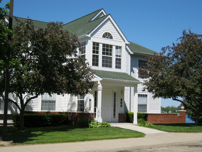 Foto del edificio - Crystal Lake Apartments