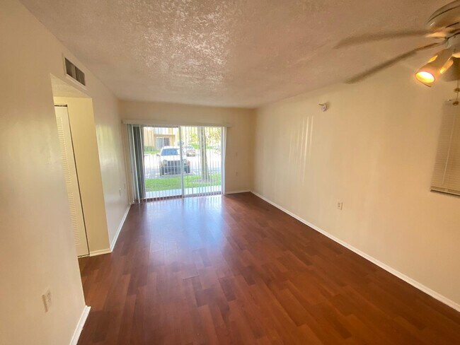 Building Photo - 1068 N Benoist Farms Rd
