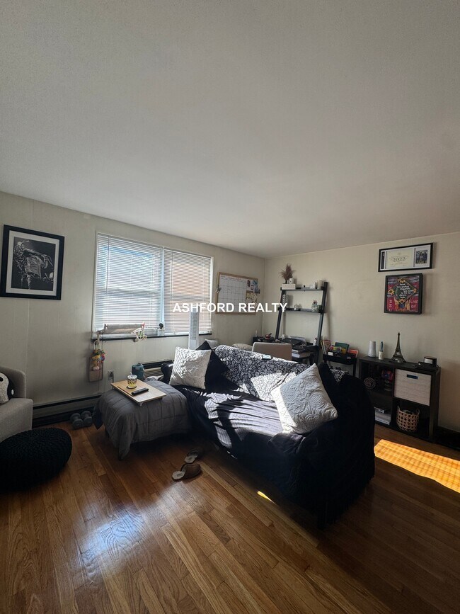 Foto del edificio - 47 Coolidge Hill Rd