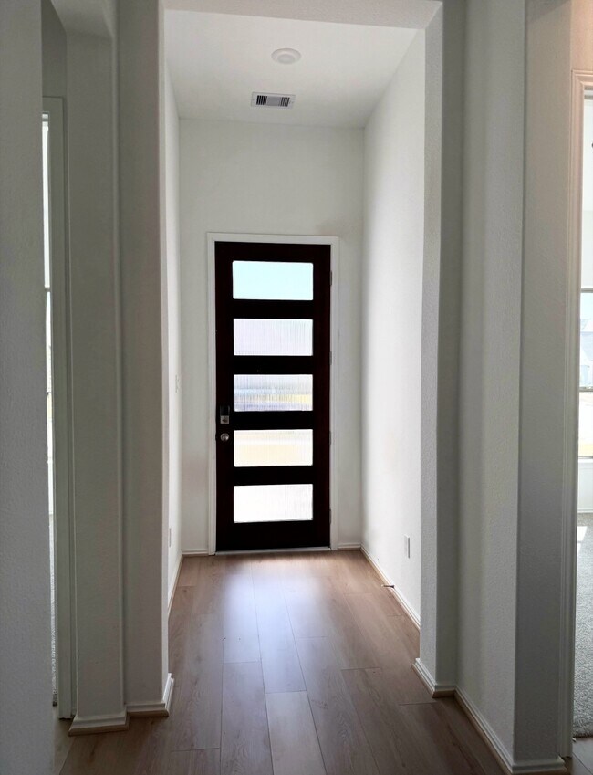 Foto del edificio - 4918 Mango Pk Ln