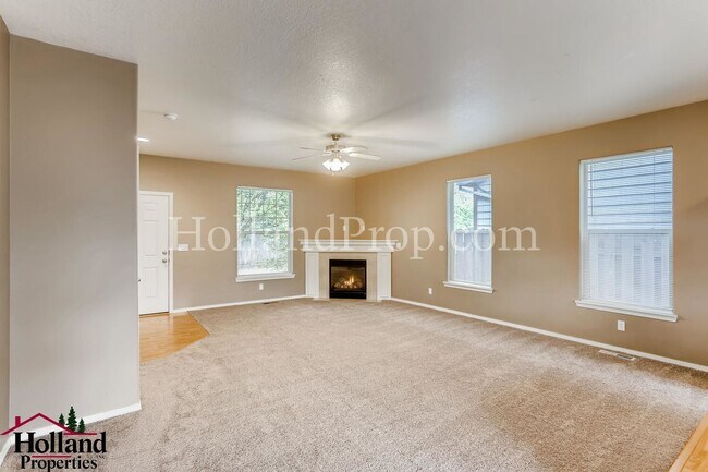 Foto del edificio - Spacious 3-Bedroom Townhouse with Modern C...