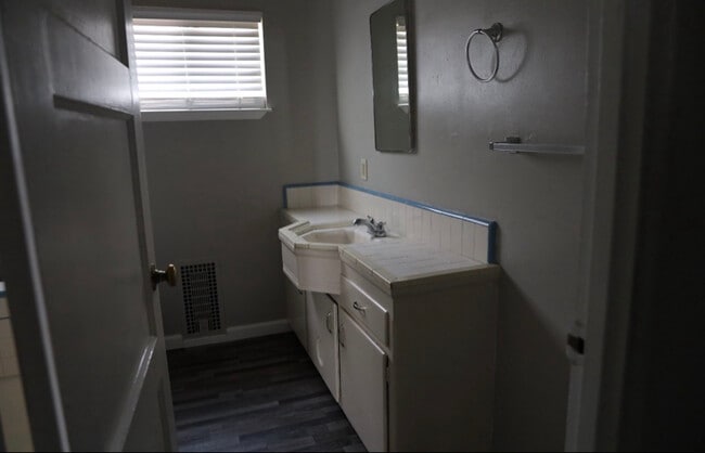 Building Photo - 1424 Sycamore Dr