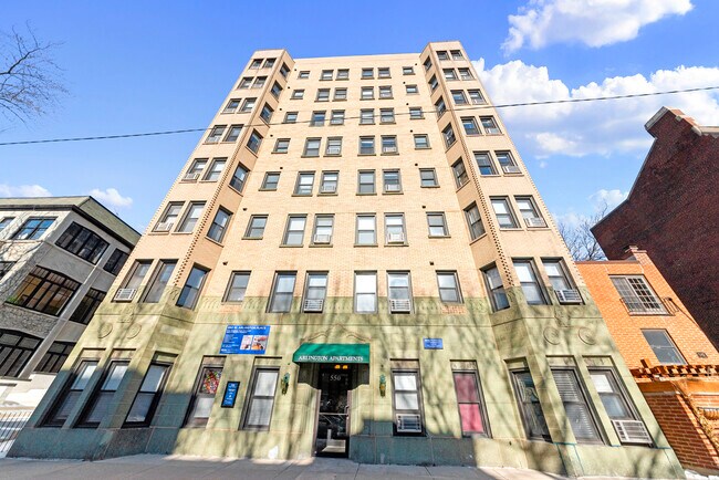 Foto del edificio - 550 W Arlington Pl