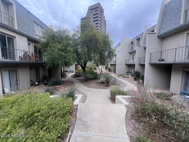Building Photo - 1010 E Osborn Rd