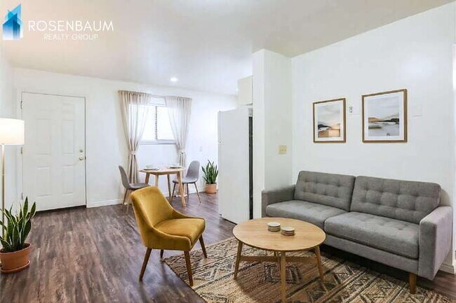 Foto del edificio - 770 N Dodge Blvd